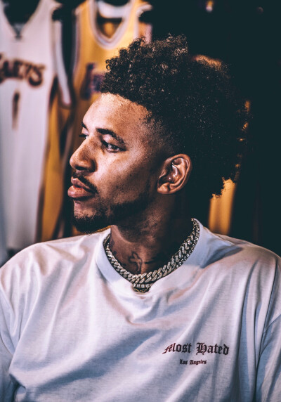 欧冠淘汰赛门票暴涨引发球迷抗议（欧冠淘汰赛票价飙升，球迷群起抗议）