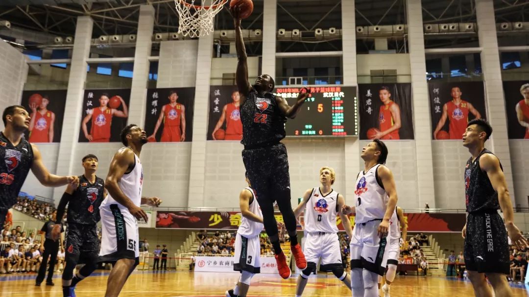 诺伊尔：乌尔比希一定会接替我的位置；我想慢慢考虑未来（诺伊尔肯定乌尔比希将接班，个人未来将从长计议）