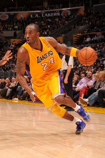 记者：泰山不会放弃成绩搞年轻化，韩鹏明年是否执教还没定（记者称泰山队不为年轻化牺牲成绩，韩鹏明年执教去留未定）