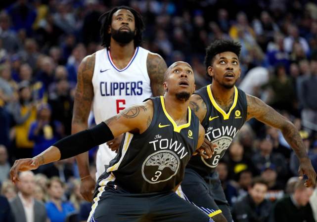 里夫斯说自己扣篮比东契奇多！后者回应：他不抢篮板也不防守（里夫斯称扣篮次数胜过东契奇，东契奇回应：他既不抢篮板也不防守）