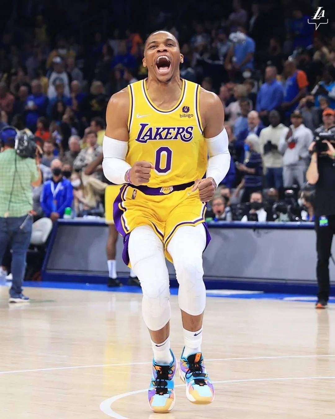 李帅与海港球迷同庆：尊敬的四星球迷，冠军是我们一起拿到的（李帅携海港球迷同欢：向四星拥趸致敬，冠军由我们共同捧起）